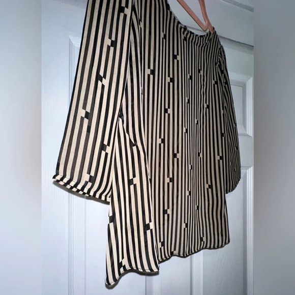 DV by Dolce Vita Sheer Blouse with open Back - Picture 3 of 9